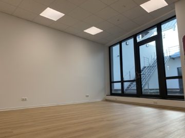 Personalraum inkl. Anschluss Küchenzeile mit Blick in den Innenhof - Erstbezug nach Sanierung: Top moderne, klimatisierte Bürofläche im Herzen der Stadt Hof – Aufzug – barrierefreier Zugang