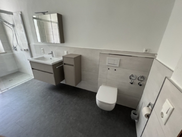 Wohnung 1. OG - Top gepflegtes Wohn- und Geschäftshaus, Gewerbeeinheit im EG – 1. + 2. OG je 2 Wohneinheiten – 1 Penthouse 3. OG – Zentrum von Hof