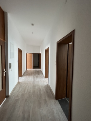 Wohnung 1. OG - Flur - Top gepflegtes Wohn- und Geschäftshaus, Gewerbeeinheit im EG – 1. + 2. OG je 2 Wohneinheiten – 1 Penthouse 3. OG – Zentrum von Hof