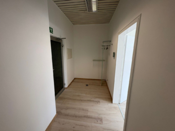 Eingang /Flurbereich - Gepflegte Bürofläche in Hof/Saale (ca. 89 m²) – 1. OG – Aufzug vorhanden – 3 Büroräume, 1 Archivraum, Teeküche