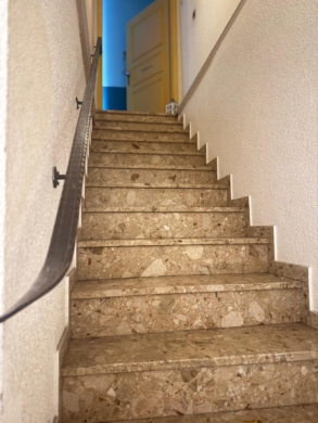Treppenaufgang - Großzügig wohnen auf 3 Etagen:Schicke Maisonette-Wohnung im Herzen der Stadt Hof(ca. 185 m²) ab 1.12