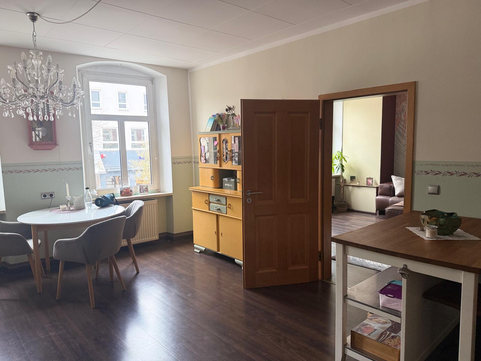 Titelbild - Großzügig wohnen auf 3 Etagen:Schicke Maisonette-Wohnung im Herzen der Stadt Hof(ca. 185 m²) ab 1.12