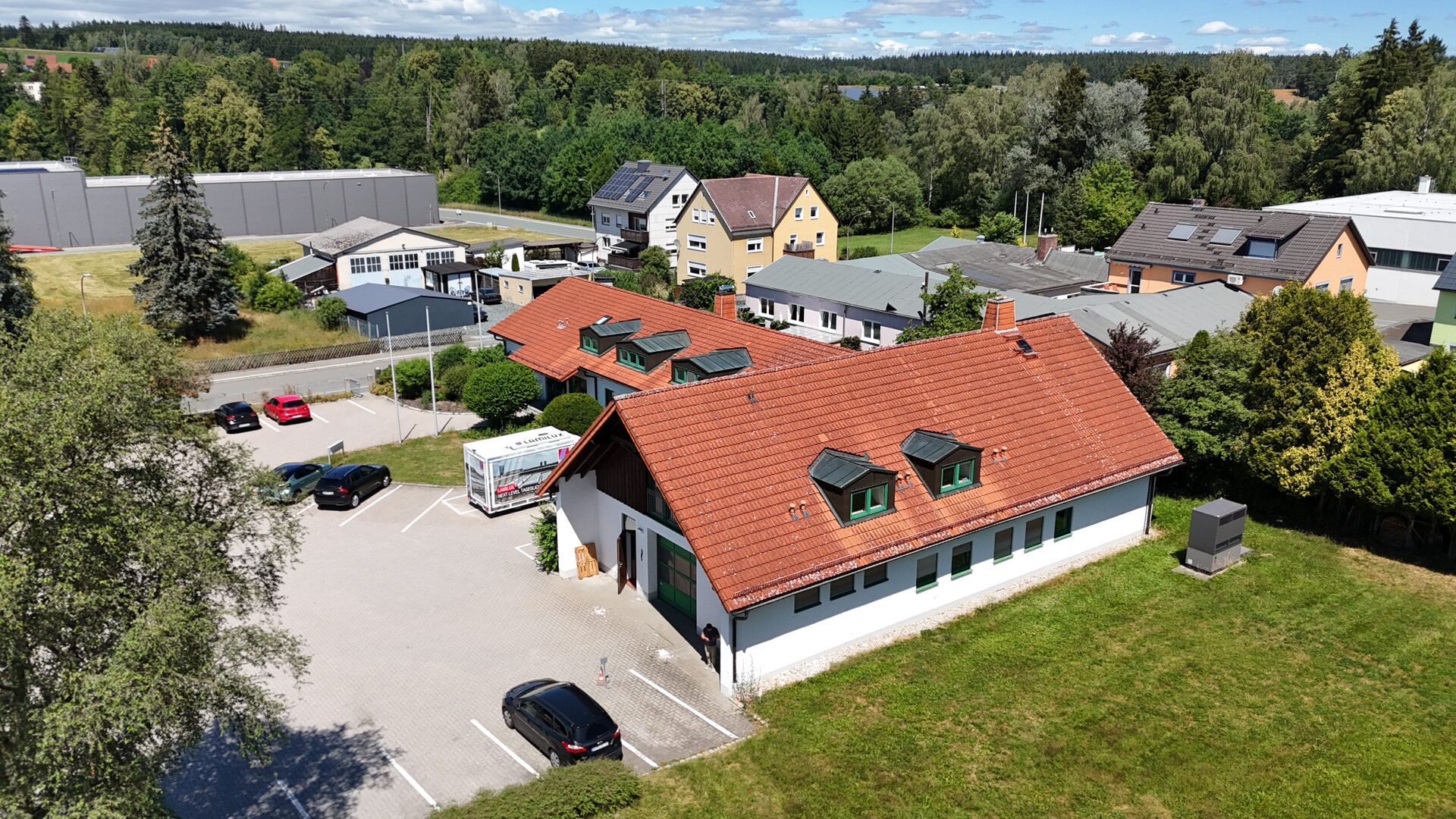 Titelbild - Vollsaniertes Bürohaus als repräsentative Adresse in Rehau – ideal für Unternehmen mit Anspruch