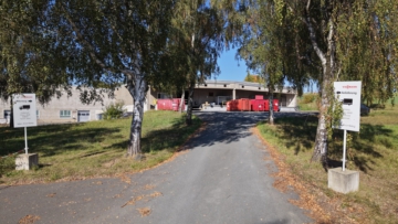 Zufahrt Haupanlieferung - Gewerbeareal in Ahorndberg/Konradsreuth – Gesamtfläche ca. 5.790 m² – Grundstück ca. 26.992 m² – Standort mit Erweiterungsmöglichkeit