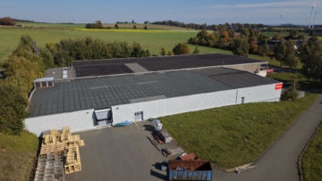 Bild - Gewerbeareal in Ahorndberg/Konradsreuth – Gesamtfläche ca. 5.790 m² – Grundstück ca. 26.992 m² – Standort mit Erweiterungsmöglichkeit