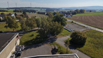 Zufahrt - Gewerbeareal in Ahorndberg/Konradsreuth – Gesamtfläche ca. 5.790 m² – Grundstück ca. 26.992 m² – Standort mit Erweiterungsmöglichkeit