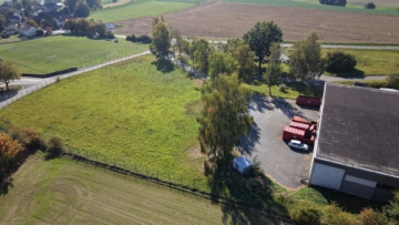 Erweiterungfläche - Gewerbeareal in Ahorndberg/Konradsreuth – Gesamtfläche ca. 5.790 m² – Grundstück ca. 26.992 m² – Standort mit Erweiterungsmöglichkeit