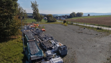 befestigter Außenlagerplatz - Gewerbeareal in Ahorndberg/Konradsreuth – Gesamtfläche ca. 5.790 m² – Grundstück ca. 26.992 m² – Standort mit Erweiterungsmöglichkeit