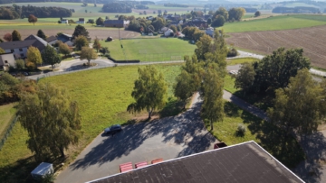 Erweiterungsfläche - Gewerbeareal in Ahorndberg/Konradsreuth – Gesamtfläche ca. 5.790 m² – Grundstück ca. 26.992 m² – Standort mit Erweiterungsmöglichkeit