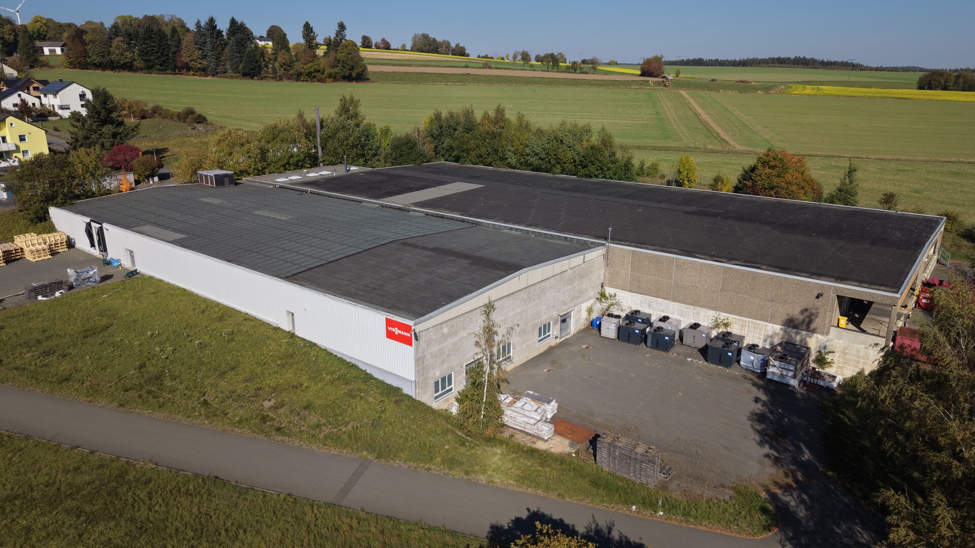Titelbild - Gewerbeareal in Ahorndberg/Konradsreuth – Gesamtfläche ca. 5.790 m² – Grundstück ca. 26.992 m² – Standort mit Erweiterungsmöglichkeit