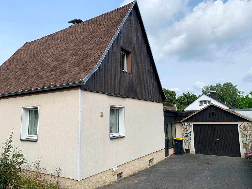 Titelbild - Einfamilienhaus mit großem Potenzial: Wohnen & Arbeiten auf ca. 108 m² Wohnfläche und ca. 128 m² Gewerbefläche in ruhiger Lage in Selb – Grundstück 626 m²