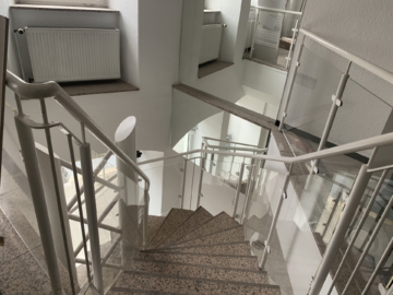 Charmante Gewerbeeinheit (ca. 85,34 m²) im Zentrum – 2 Etagen – hochwertiger Granitboden – Lagerfläche, 95028 Hof, Ladenlokal