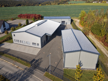 Drohnenaufnahme bearbeitet - 3 top moderne Gewerbehallen – BJ 2018/2022 – Rolltore, Büro-Sozialflächen – Stellplätze – voll vermietet