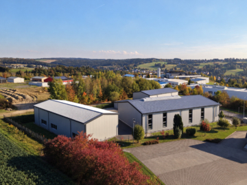 Drohnenaufnahme bearbeitet - 3 top moderne Gewerbehallen – BJ 2018/2022 – Rolltore, Büro-Sozialflächen – Stellplätze – voll vermietet