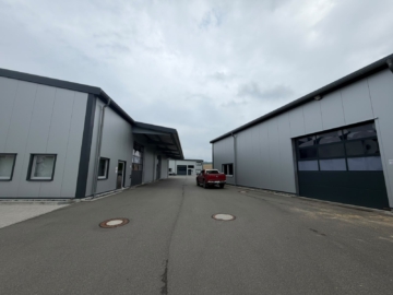 Zufahrt Gelände - 3 top moderne Gewerbehallen – BJ 2018/2022 – Rolltore, Büro-Sozialflächen – Stellplätze – voll vermietet