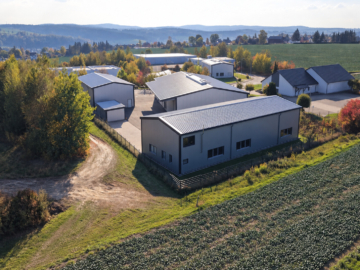 Drohnenaufnahme bearbeitet - 3 top moderne Gewerbehallen – BJ 2018/2022 – Rolltore, Büro-Sozialflächen – Stellplätze – voll vermietet