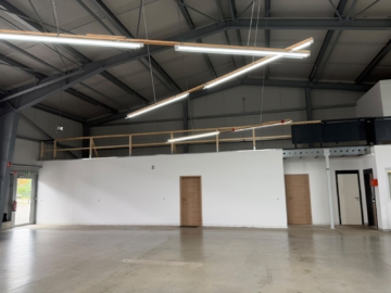 Halle 2 - 3 top moderne Gewerbehallen – BJ 2018/2022 – Rolltore, Büro-Sozialflächen – Stellplätze – voll vermietet