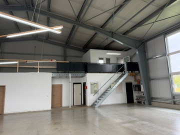 Halle 2 - 3 top moderne Gewerbehallen – BJ 2018/2022 – Rolltore, Büro-Sozialflächen – Stellplätze – voll vermietet