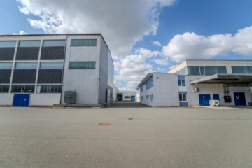 Außenansicht - Großzügiger Produktions- & Logistikstandort mit modernem Bürogebäude – ca. 7.914 m² Gesamtgewerbefläche – Grst. ca. 12.631 m²