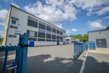 Außenansicht - Großzügiger Produktions- & Logistikstandort mit modernem Bürogebäude – ca. 7.914 m² Gesamtgewerbefläche – Grst. ca. 12.631 m²