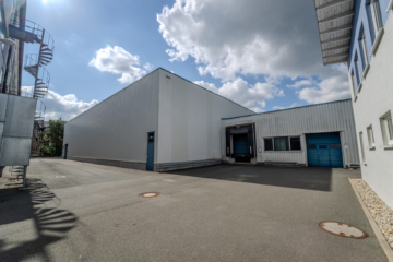 Außenansicht - Großzügiger Produktions- & Logistikstandort mit modernem Bürogebäude – ca. 7.914 m² Gesamtgewerbefläche – Grst. ca. 12.631 m²