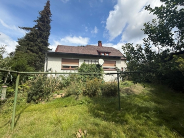 rückwärtige Ansicht - Handwerkerobjekt: Kernsanierungsbedürftiges Einfamilienhaus in Oberkotzau/Fattigau – ca. 140 m² Wfl. – 1.384 m² Grst.