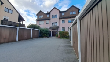 Außenansicht - Zufahrt Garage - Wohlfühlen auf ca. 88 m² – attraktive 3 Zimmer ETW inkl. Balkone in Köditz/Brunnenthal