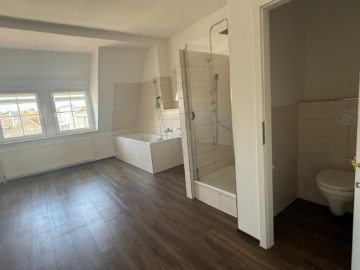 Bild - Wohnen über den Dächern von Hof: Stilvolle 3-Zimmer-Wohnung mit zwei Balkonen & Einbauküche – sofort verfügbar – ca. 135m²