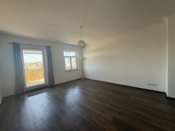 Bild - Wohnen über den Dächern von Hof: Stilvolle 3-Zimmer-Wohnung mit zwei Balkonen & Einbauküche – sofort verfügbar – ca. 135m²