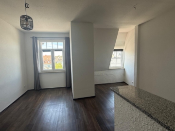 Bild - Wohnen über den Dächern von Hof: Stilvolle 3-Zimmer-Wohnung mit zwei Balkonen & Einbauküche – sofort verfügbar – ca. 135m²