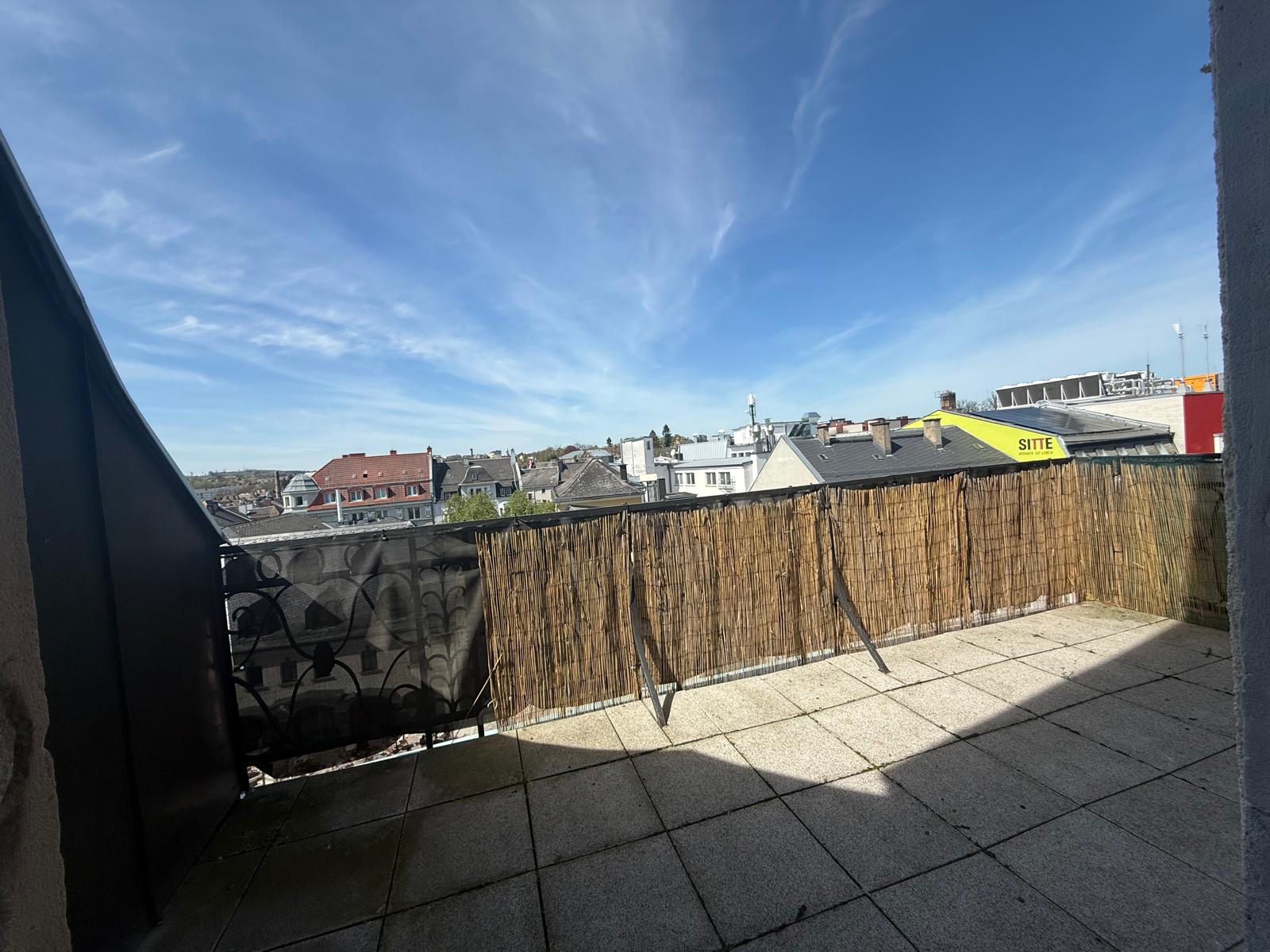 Titelbild - Wohnen über den Dächern von Hof: Stilvolle 3-Zimmer-Wohnung mit zwei Balkonen & Einbauküche – sofort verfügbar – ca. 135m²