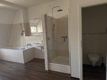 Bild - Wohnen über den Dächern von Hof: Stilvolle 3-Zimmer-Wohnung mit zwei Balkonen & Einbauküche – sofort verfügbar – ca. 135m²