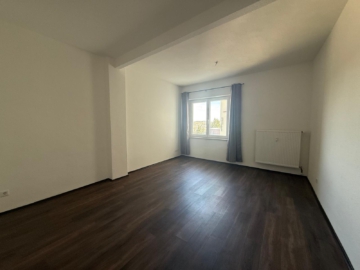 Bild - Wohnen über den Dächern von Hof: Stilvolle 3-Zimmer-Wohnung mit zwei Balkonen & Einbauküche – sofort verfügbar – ca. 135m²