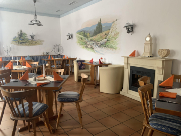 Bild - Landgasthof in Adorf/Bad Elster sucht neuen Eigentümer – Gastronomie mit Pensions-/Hotelbetrieb, großer Terrasse mit Biergarten, Parkfläche, Garagen, u.v.m. – sofort zu verkaufen