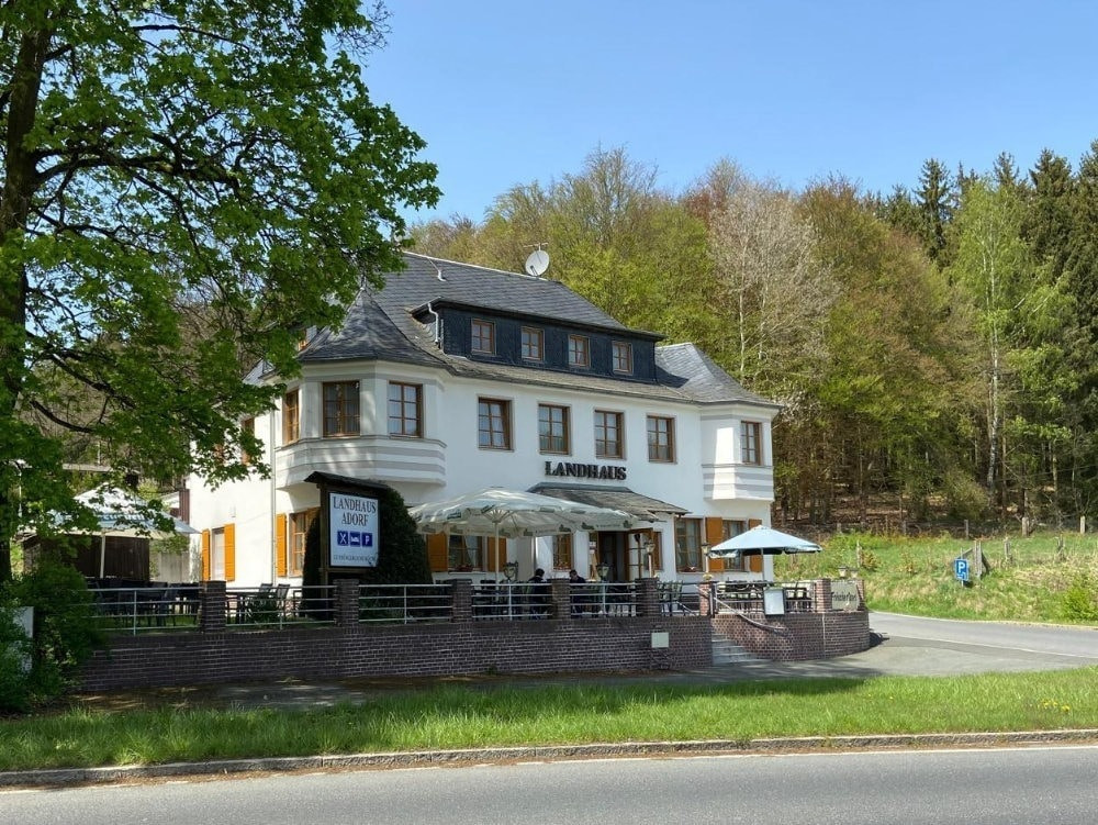 Außenansicht - Schöner Landgasthof mit Pension und Biergarten in Toplage – mit Terrasse, Parkfläche, Garagen, u.v.m.