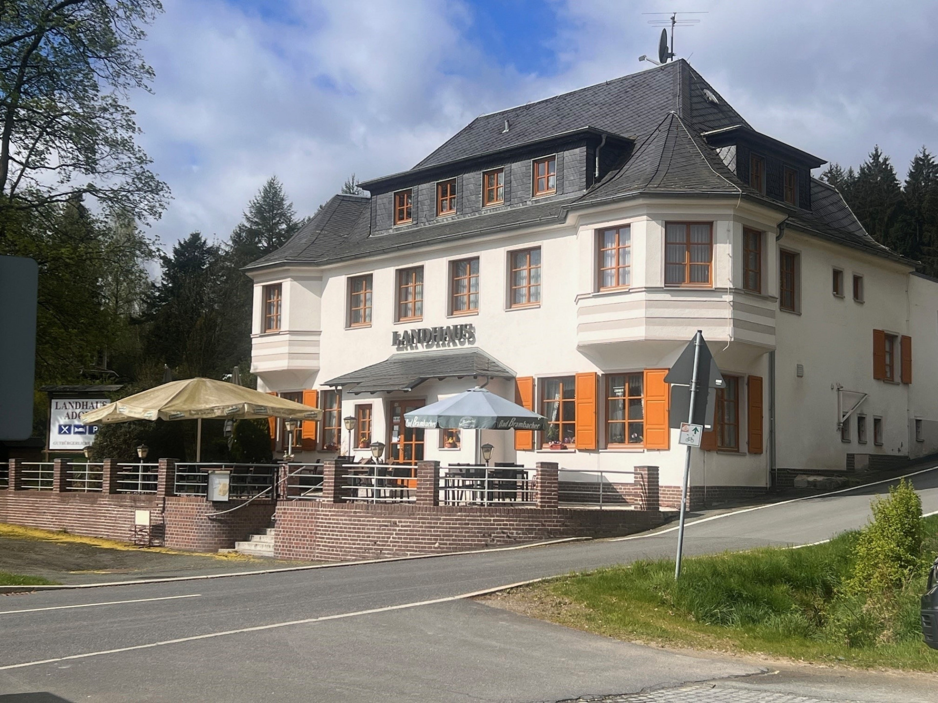 Titelbild - Landgasthof in Adorf/Bad Elster sucht neuen Eigentümer – Gastronomie mit Pensions-/Hotelbetrieb, großer Terrasse mit Biergarten, Parkfläche, Garagen, u.v.m. – sofort zu verkaufen