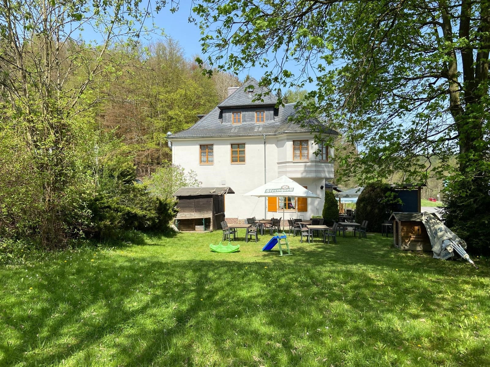 Biergarten - Tradition trifft Gastlichkeit: Charmantes Landhaus mit Gastronomie & Gästezimmern im Herzen des Vogtlands