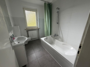 Bad - 4-Zimmer-Wohnung ca. 89 m² Wohnfläche in Köditz/Brunnenthal – ruhige Wohnsiedlung – sofort verfügbar