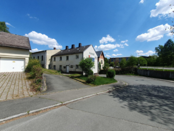 Sanierungsbedürftige Wohn- & Gewerbeimmobilie mit beidseitig angebautem Wohnhaus – Potenzial für Ausbau als Werkstatt, 95145 Oberkotzau, Haus