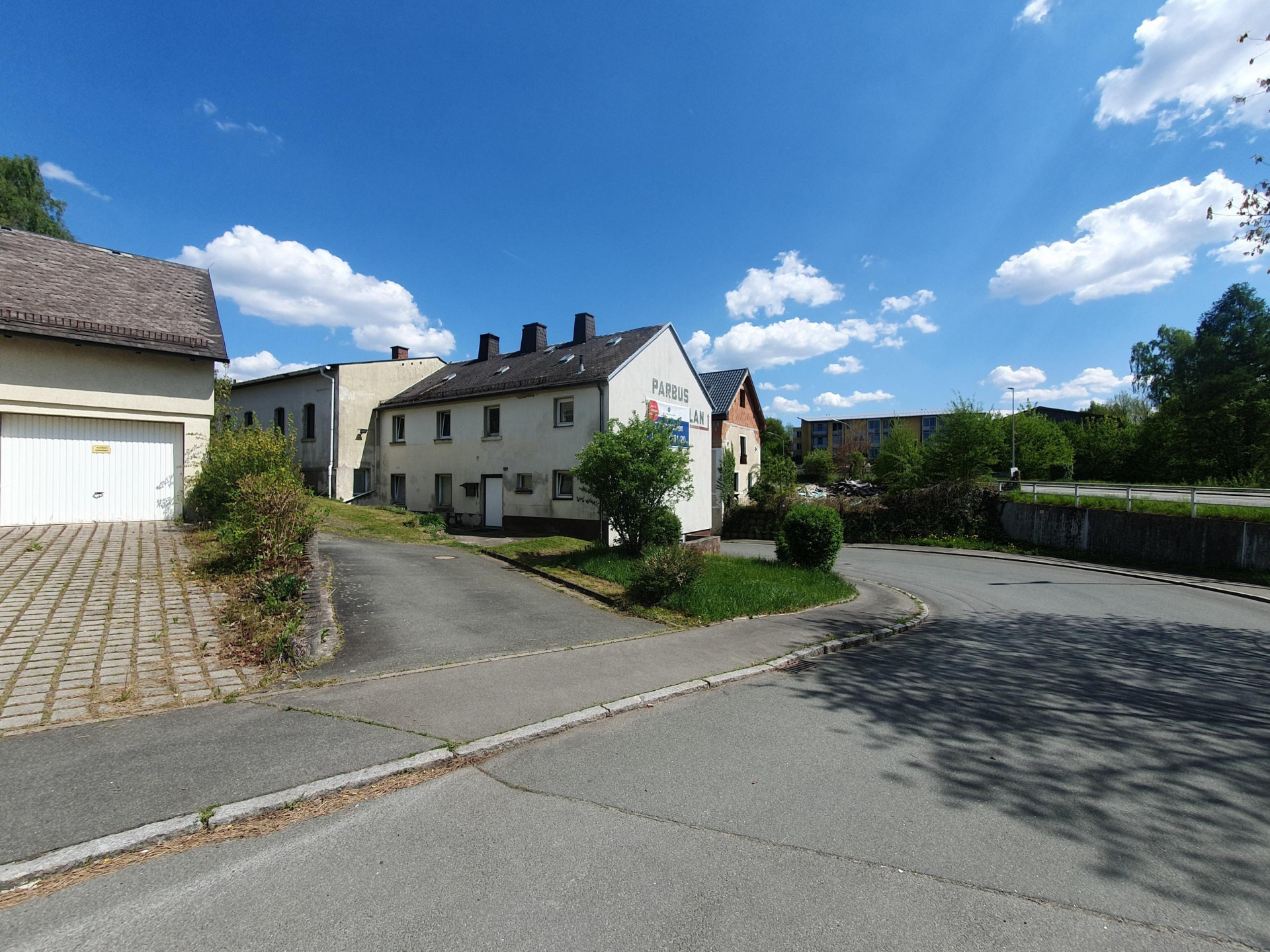 Titelbild - Sanierungsbedürftige Wohn- & Gewerbeimmobilie mit beidseitig angebautem Wohnhaus – Potenzial für Ausbau als Werkstatt