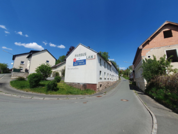 Sanierungsbedürftige Wohn- & Gewerbeimmobilie mit beidseitig angebautem Wohnhaus – Potenzial für Ausbau als Werkstatt, 95145 Oberkotzau, Haus