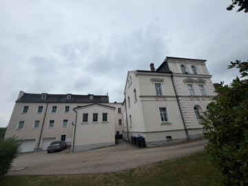 Außenansicht - 7 % Rendite! – Wohn- & Geschäftshaus im Luftkurort Marktneukirchen – 7 Wohneinheiten, 1 Gewerbeeinheit – Denkmalschutz
