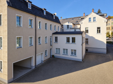 Drohnenaufnahme bearbeitet - 7 % Rendite! – Wohn- & Geschäftshaus im Luftkurort Marktneukirchen – 7 Wohneinheiten, 1 Gewerbeeinheit – Denkmalschutz