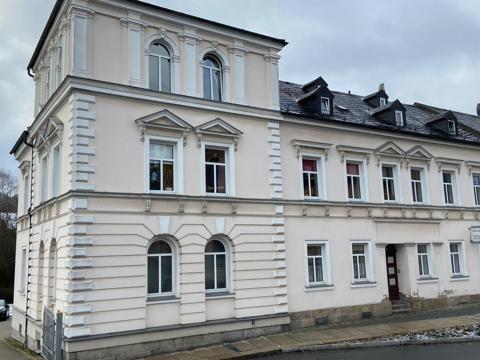 Außenansicht - 7 % Rendite! – Wohn- & Geschäftshaus im Luftkurort Marktneukirchen – 7 Wohneinheiten, 1 Gewerbeeinheit – Denkmalschutz