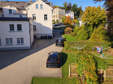 Drohnenaufnahme bearbeitet - 7 % Rendite! – Wohn- & Geschäftshaus im Luftkurort Marktneukirchen – 7 Wohneinheiten, 1 Gewerbeeinheit – Denkmalschutz