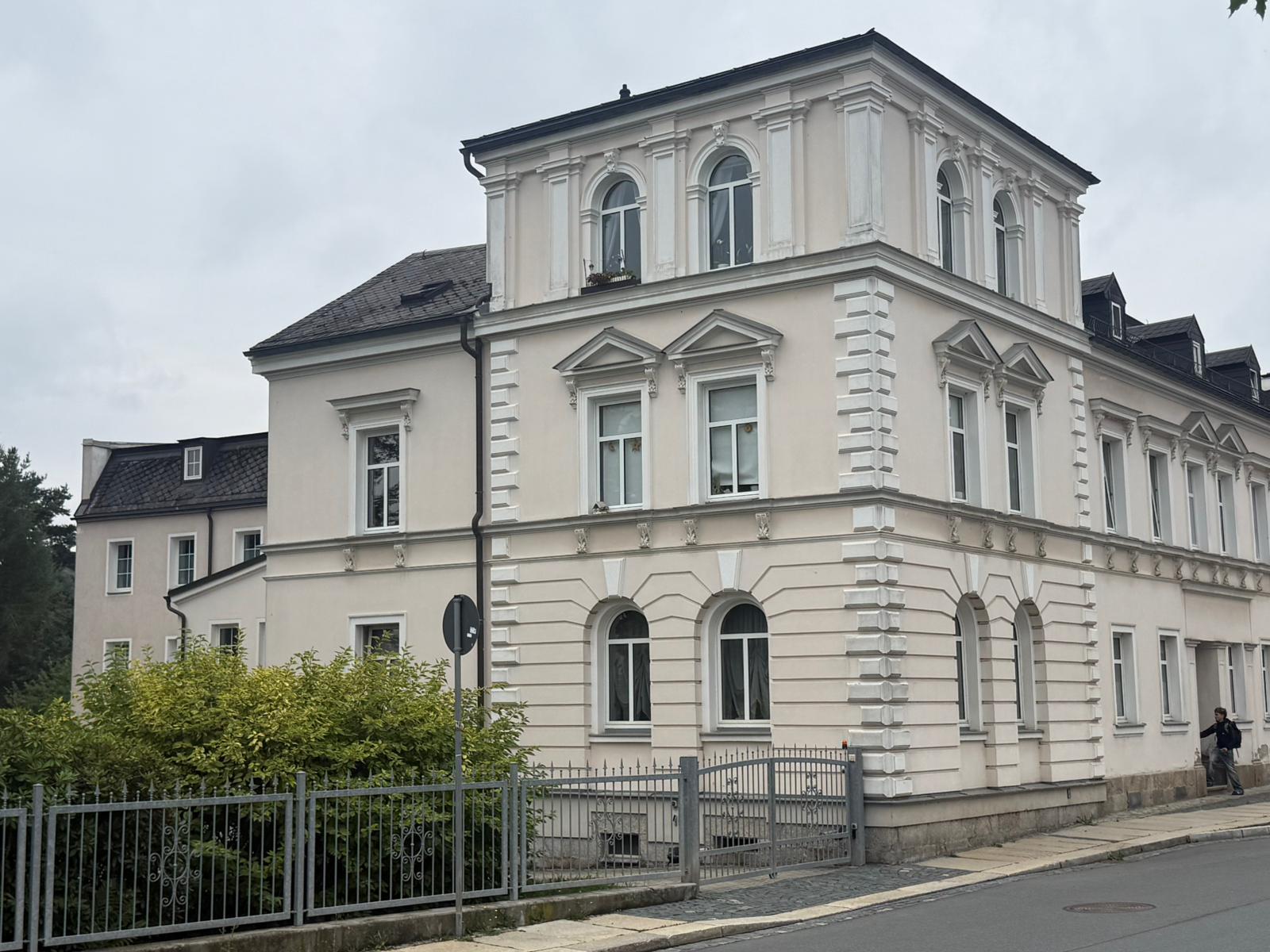 Außenansicht - 7 % Rendite! – Wohn- & Geschäftshaus im Luftkurort Marktneukirchen – 7 Wohneinheiten, 1 Gewerbeeinheit – Denkmalschutz