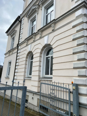 Bild - 7 % Rendite! – Wohn- & Geschäftshaus im Luftkurort Marktneukirchen – 7 Wohneinheiten, 1 Gewerbeeinheit – Denkmalschutz