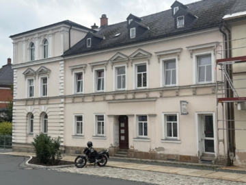 Außenansicht - 7 % Rendite! – Wohn- & Geschäftshaus im Luftkurort Marktneukirchen – 7 Wohneinheiten, 1 Gewerbeeinheit – Denkmalschutz