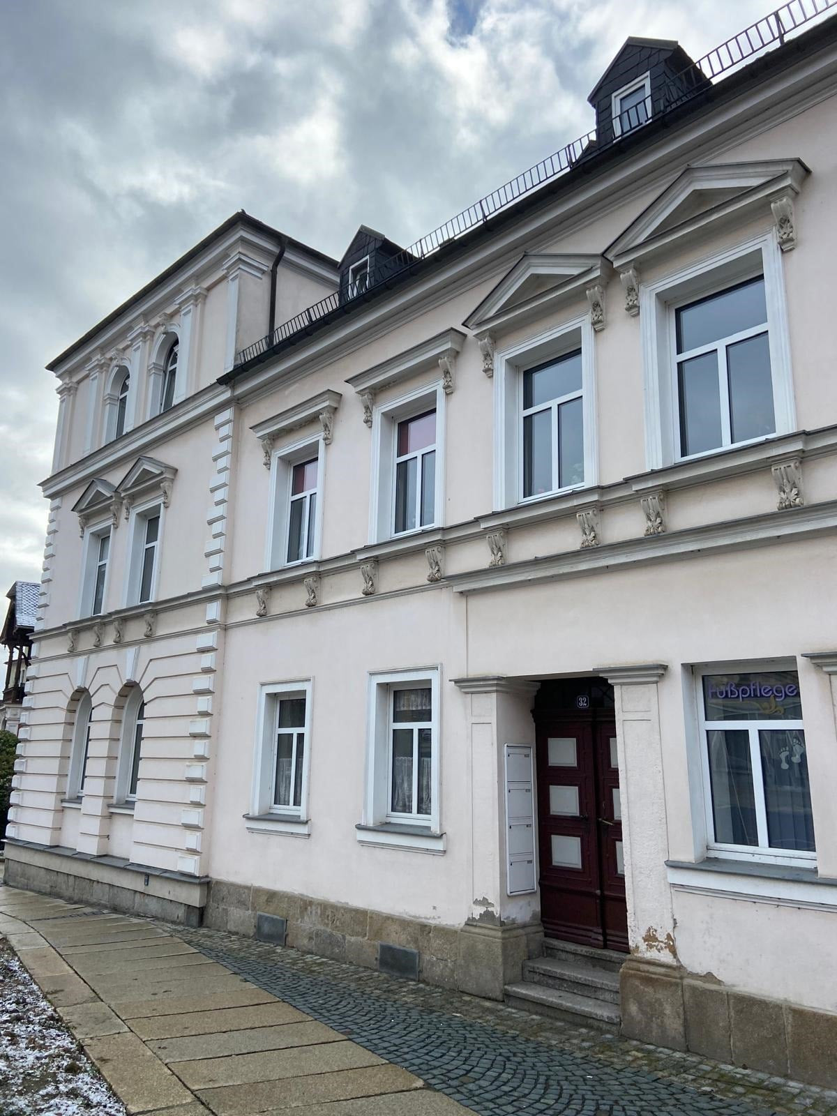 Titelbild - 7 % Rendite! – Wohn- & Geschäftshaus im Luftkurort Marktneukirchen – 7 Wohneinheiten, 1 Gewerbeeinheit – Denkmalschutz