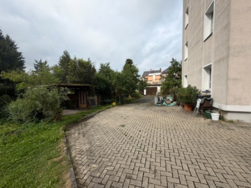 Zufahrt - 7 % Rendite! – Wohn- & Geschäftshaus im Luftkurort Marktneukirchen – 7 Wohneinheiten, 1 Gewerbeeinheit – Denkmalschutz